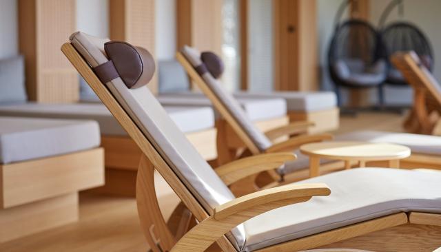 Hölzerne Relaxliegen und Relaxbetten mit viel Tageslicht im Wellnesshaus 